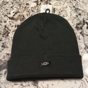 Hunter green ..Ugg men’s classic beanie..o/s.. cuffed
NWT
